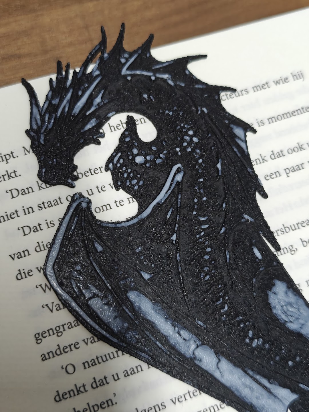 Boekenlegger - Wyvern v1 - (black-white) - 4n8e3d - IMG20250528231226.jpg