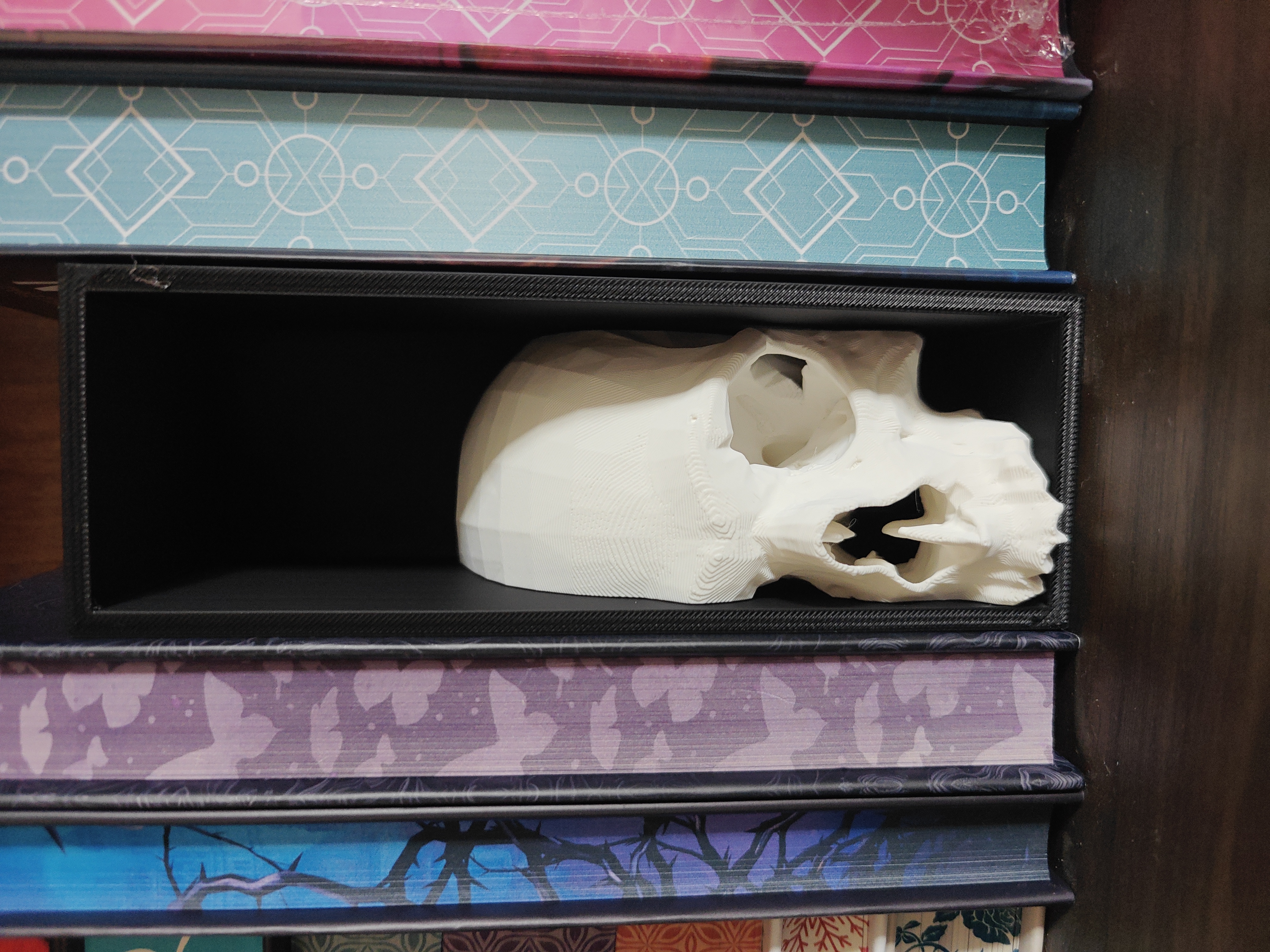 Book Nook - Skull Soleto - White