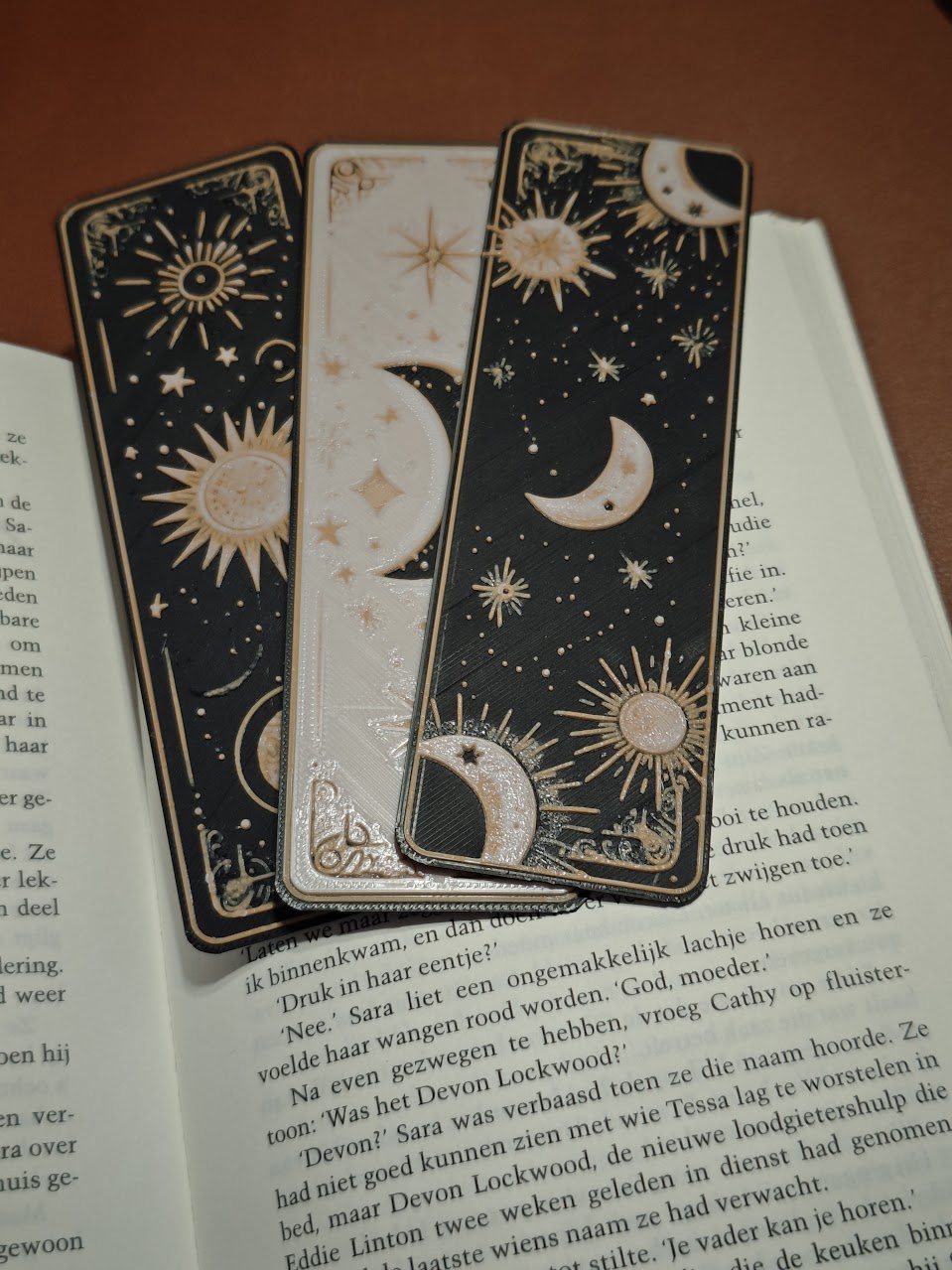 Set van 3 Boekenleggers - celestial-dreams-v1 - (bruin-zwart-wit) - 8z40x3 - voorkant2.jpg