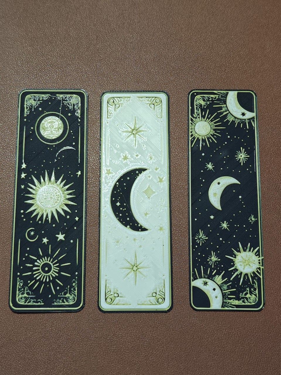 Set van 3 Boekenleggers - celestial-dreams-v1 - (zwart-geel) - 2sjfv8 - voorkant.jpg